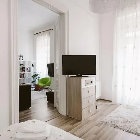 Long Family Ap * Budapest